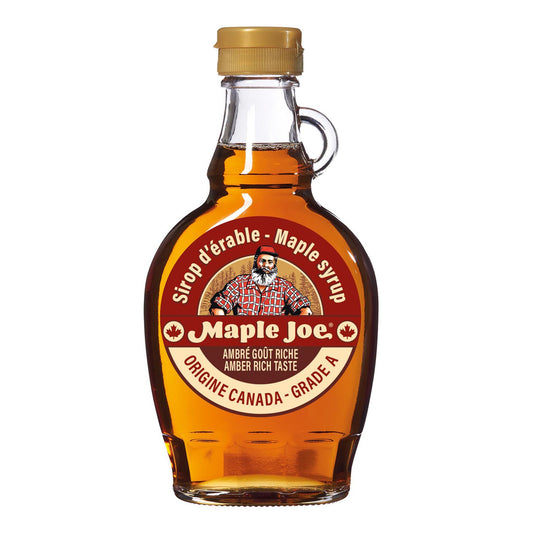 Produktfoto: Maple Joe Ahornsirup aus Kanada (Grade A) in der charakteristischen 250g Glasflasche mit Henkel – Bernsteinberfarbener Sirup mit reichem Geschmack.