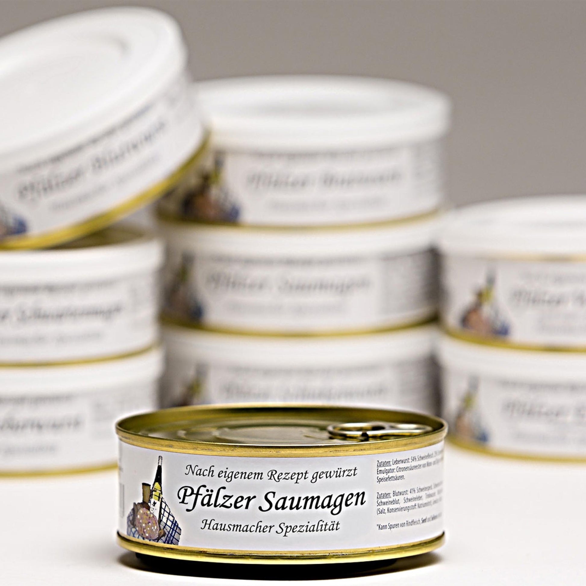 Stapel von Dosen des Pfälzer Saumagens nach Hausmacher Art – Eine geöffnete Konservendose im Fokus präsentiert die regionale Spezialität aus der Pfalz, traditionell gewürzt und servierfertig verpackt.