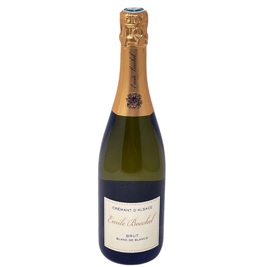 Eine Flasche Emile Boeckel Crémant d’Alsace Brut Blanc de Blancs, ein hochwertiger französischer Schaumwein aus dem Elsass, freigestellt auf weißem Hintergrund.
