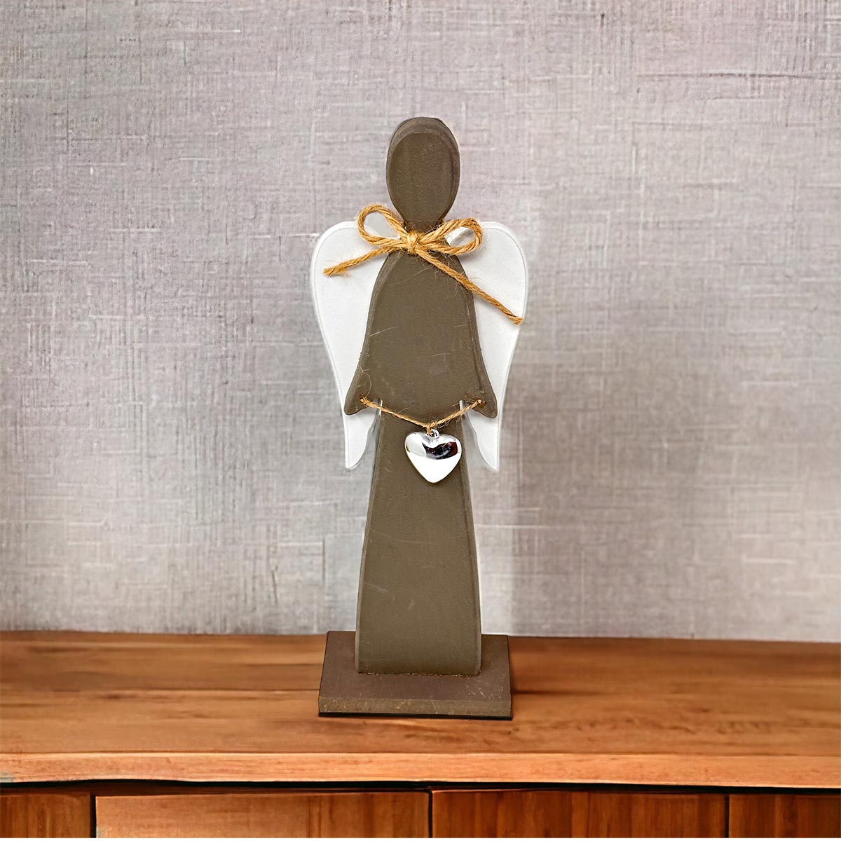 Deko Engel aus Holz grau mit Herzanhänger, 35 cm, Used Look