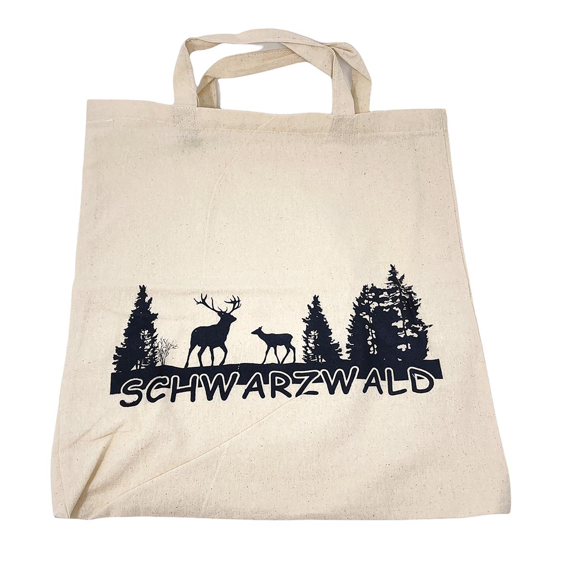 Nachhaltige Baumwolltasche mit schwarzem Schwarzwald-Motiv – 38x42 cm großer Stoffbeutel aus 100 % Baumwolle mit Hirsch- und Reh-Silhouette vor Tannenwald, freigestellt auf weißem Hintergrund.