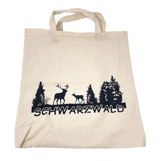 Nachhaltige Baumwolltasche mit schwarzem Schwarzwald-Motiv – 38x42 cm großer Stoffbeutel aus 100 % Baumwolle mit Hirsch- und Reh-Silhouette vor Tannenwald, freigestellt auf weißem Hintergrund.