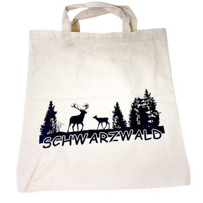 Nachhaltige Baumwolltasche aus 100 % Baumwolle – 38x42 cm großer Stoffbeutel mit schwarzem Schwarzwald-Aufdruck (Hirsch, Reh und Tannenwald), freigestellt auf weißem Hintergrund.
