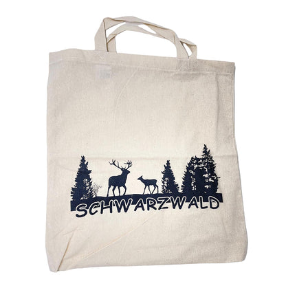Nachhaltige Baumwolltasche mit schwarzem Schwarzwald-Aufdruck – 38x42 cm großer Stoffbeutel aus 100 % Baumwolle mit Hirsch- und Reh-Silhouetten vor Tannen, freigestellt auf weißem Hintergrund.
