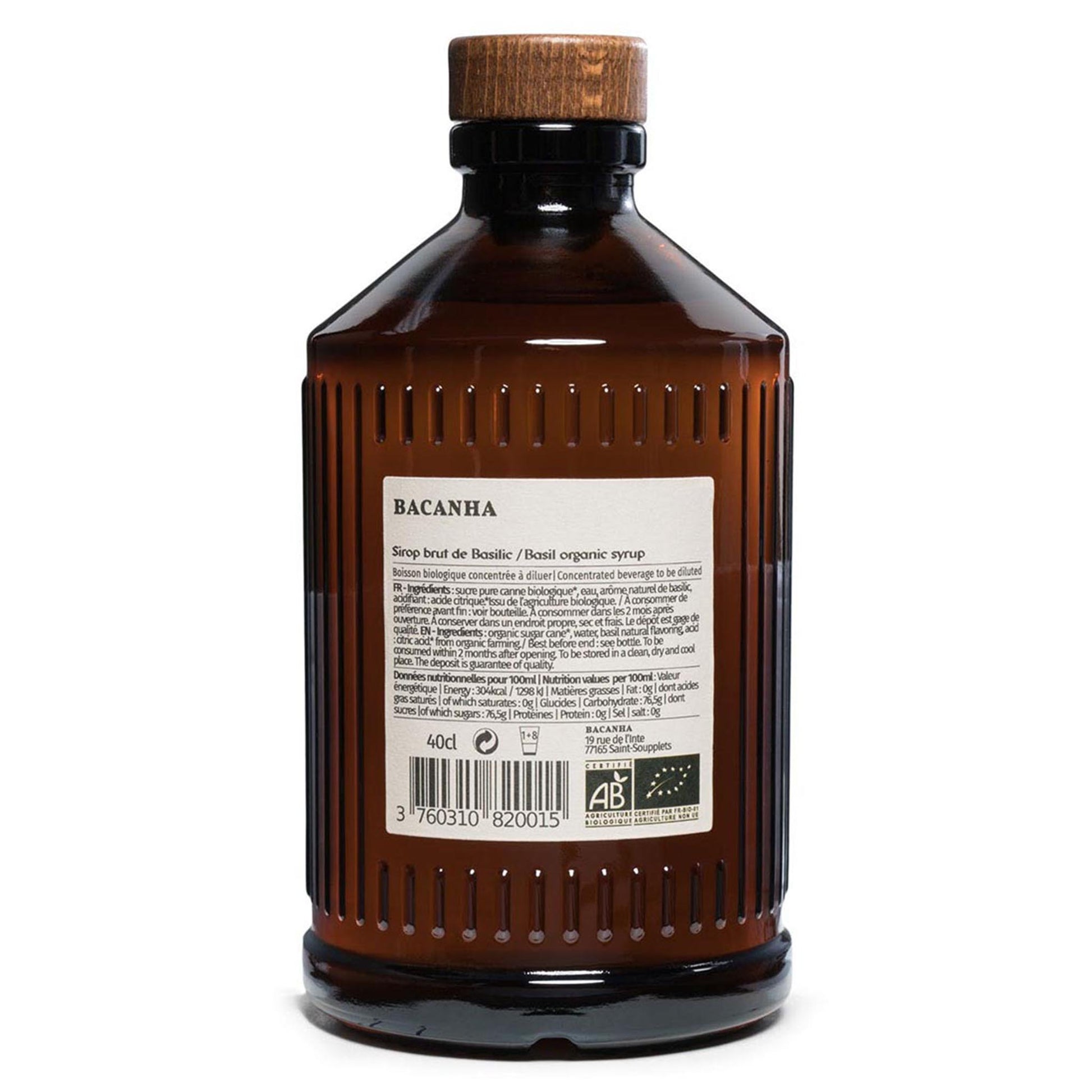 Rückansicht der 400ml Glasflasche Bacanha Bio-Basilikum-Sirup mit Nährwerttabelle, Bio-Zertifizierung und Inhaltsstoffen wie Bio-Rohrzucker und natürlichem Basilikumaroma.