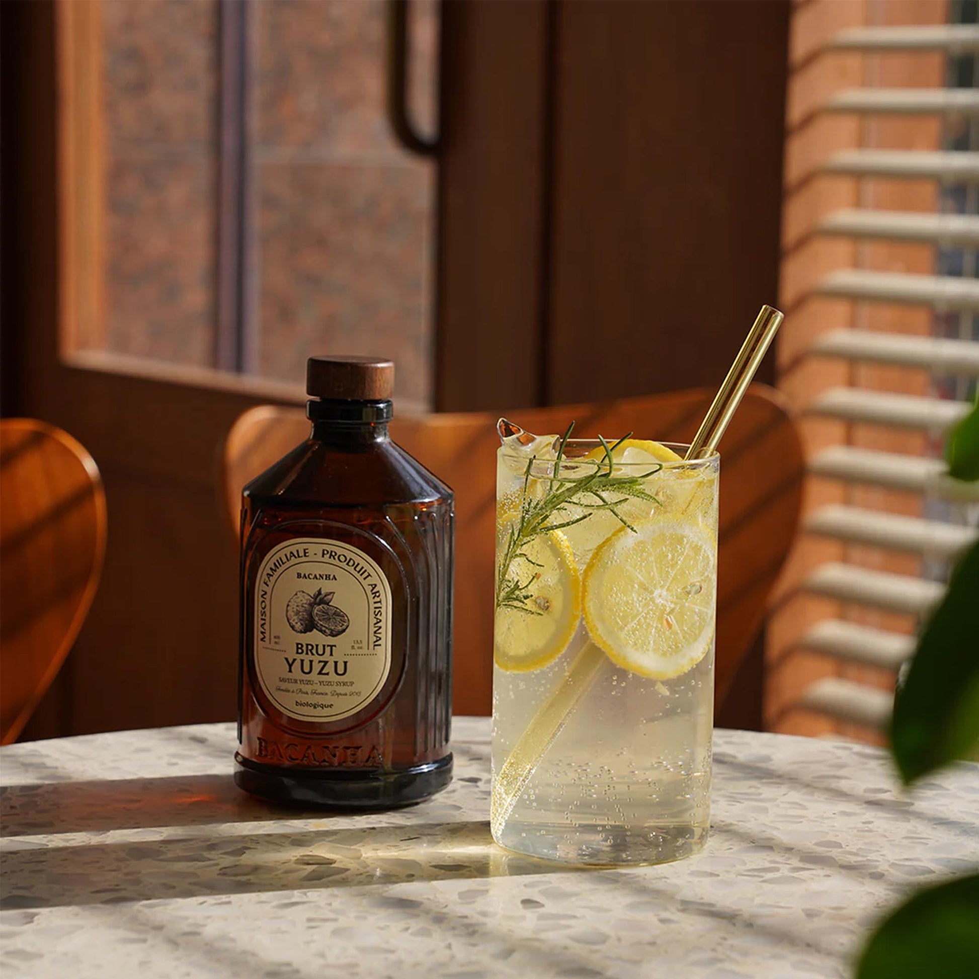 Bacanha Bio-Yuzu-Sirup (Sirop Brut de Yuzu) in der 400ml Design-Glasflasche – hochwertiger Bio-Sirup aus Frankreich mit Bio-Rohrzucker für Cocktails, Limonaden und asiatische Drinks.