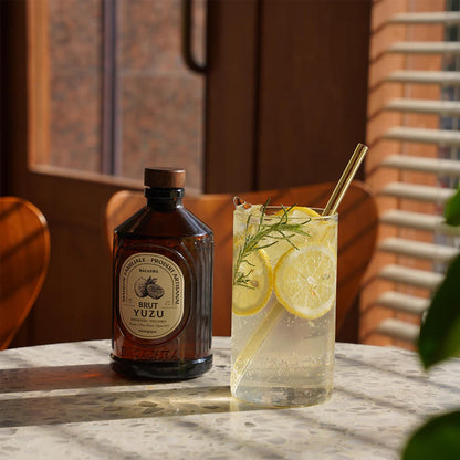 Bacanha Bio-Yuzu-Sirup (Sirop Brut de Yuzu) in der 400ml Design-Glasflasche – hochwertiger Bio-Sirup aus Frankreich mit Bio-Rohrzucker für Cocktails, Limonaden und asiatische Drinks.