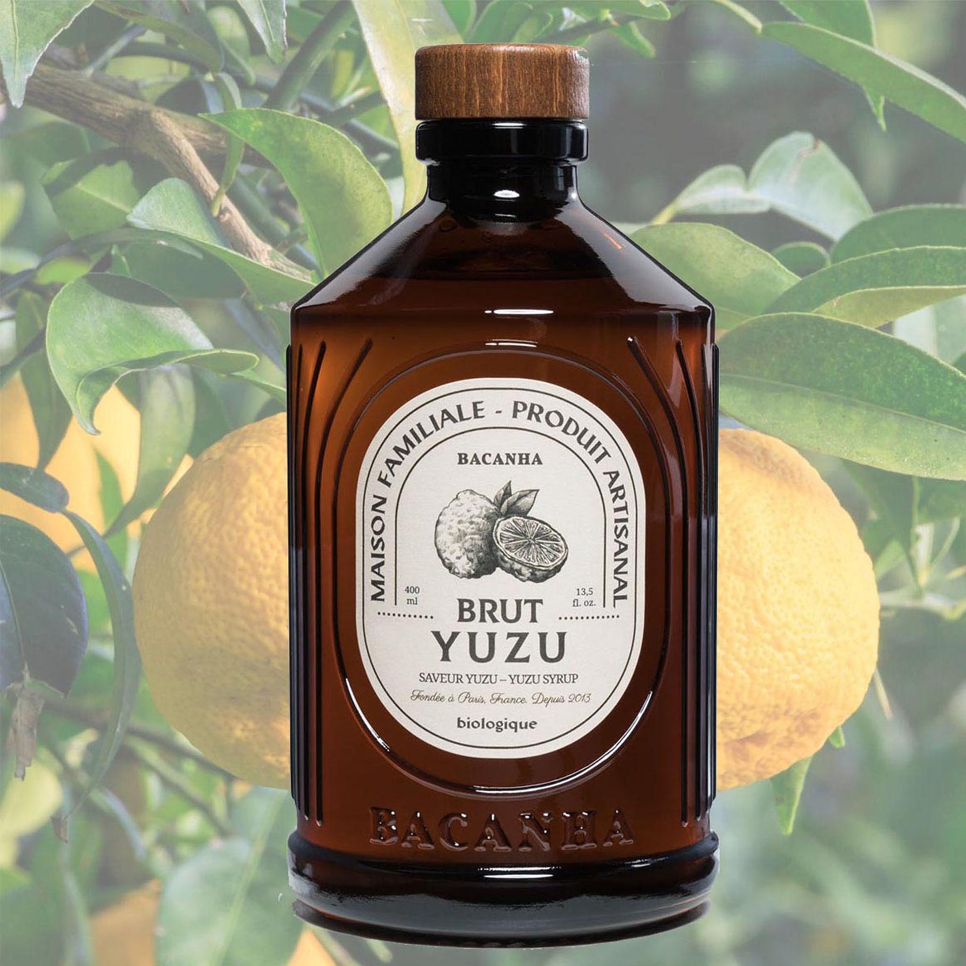 Bacanha Bio-Yuzu-Sirup (Sirop Brut de Yuzu) wird aus der 400ml Glasflasche über eine Kugel Sorbet oder Vanilleeis gegossen – ein exquisites Bio-Dessert mit dem Aroma japanischer Yuzu-Zitrusfrüchte.