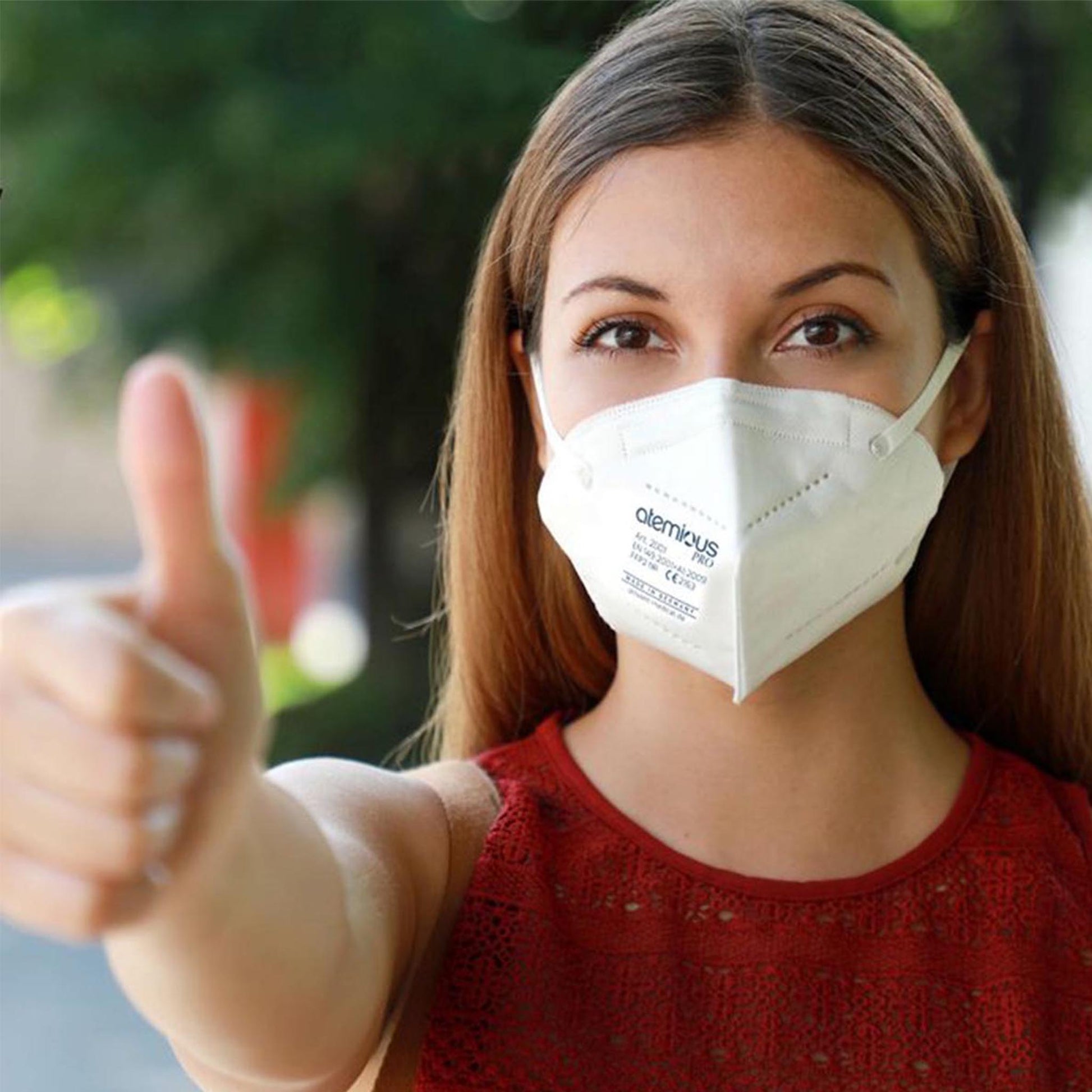 Nahaufnahme der atemious X5 FFP2-Atemschutzmaske in Weiß – zeigt die CE 2233 Zertifizierung, das Made in Germany Siegel und die weichen Ohrschlaufen für maximalen Komfort.