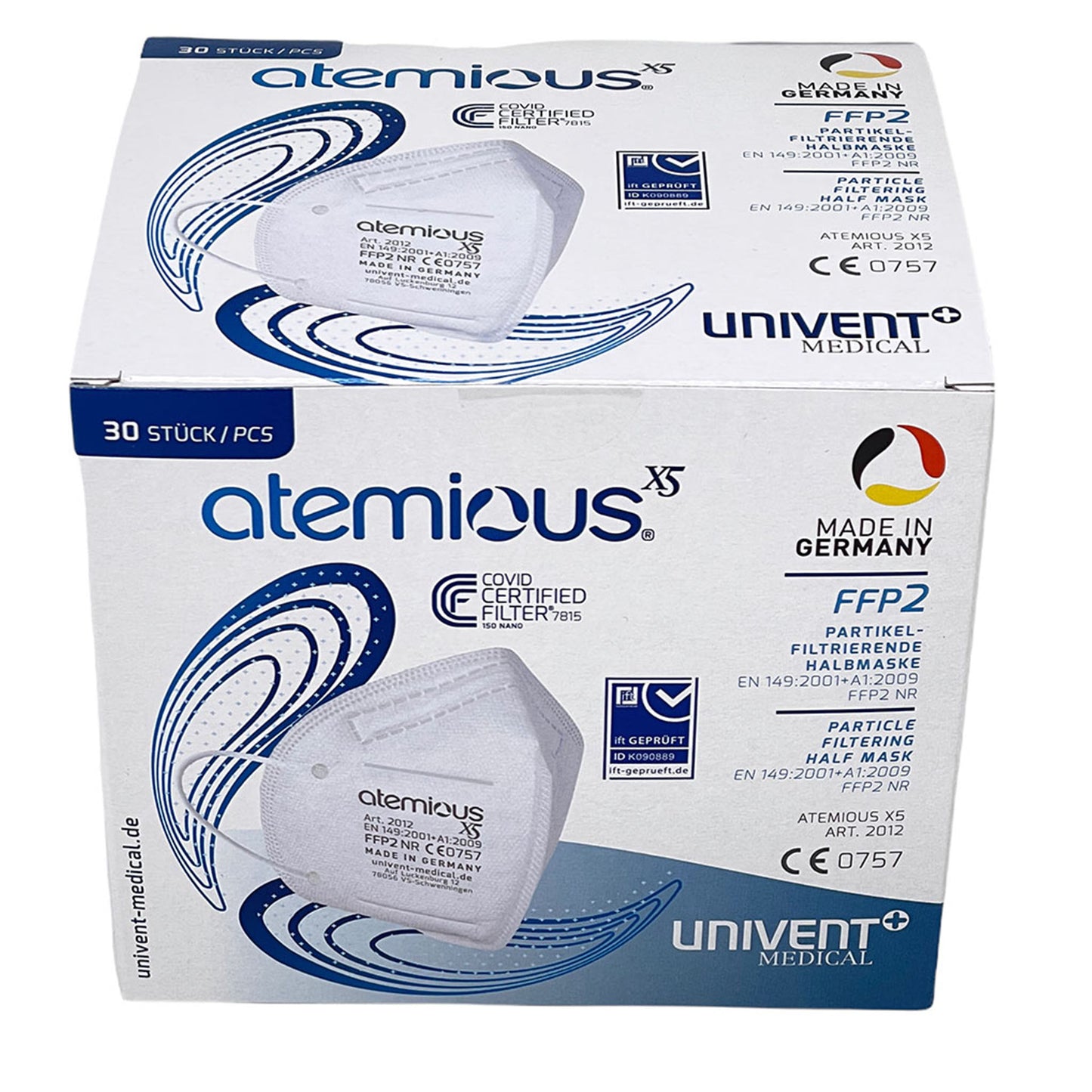 Seitenansicht der atemious X2 FFP2-Atemschutzmaske in Weiß, getragen von einer Person – zeigt die ergonomische Passform, die weichen Ohrschlaufen und das Made in Germany Qualitätssiegel.