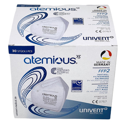 Seitenansicht der atemious X2 FFP2-Atemschutzmaske in Weiß, getragen von einer Person – zeigt die ergonomische Passform, die weichen Ohrschlaufen und das Made in Germany Qualitätssiegel.