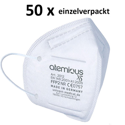 Schräge Seitenansicht der atemious X2 FFP2-Atemschutzmaske an einer Person – verdeutlicht die Kinnabdeckung, den hohen Tragekomfort und die hochwertige Verarbeitung des Made in Germany Vliesmaterials.