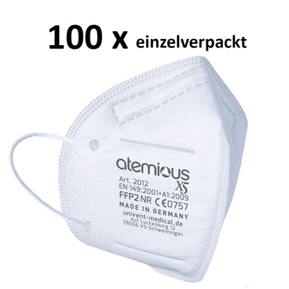 Halbprofil-Ansicht einer Person mit der atemious X2 FFP2-Atemschutzmaske in Weiß – zeigt den sicheren Sitz unter dem Kinn und die komfortable Befestigung der Ohrschlaufen.