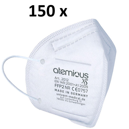 Profilansicht der atemious X2 FFP2-Atemschutzmaske an einer Person – verdeutlicht das flache Design, die weichen Komfort-Vlies-Kanten und die elastische Ohrschlaufe für eine druckfreie Passform.