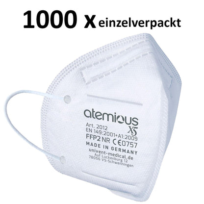 Detailaufnahme der atemious X5 FFP2-Atemschutzmaske mit Fokus auf die CE-Kennzeichnung (CE 2233), EN-Norm und das „Made in Germany“-Siegel auf dem weißen Komfort-Vlies.