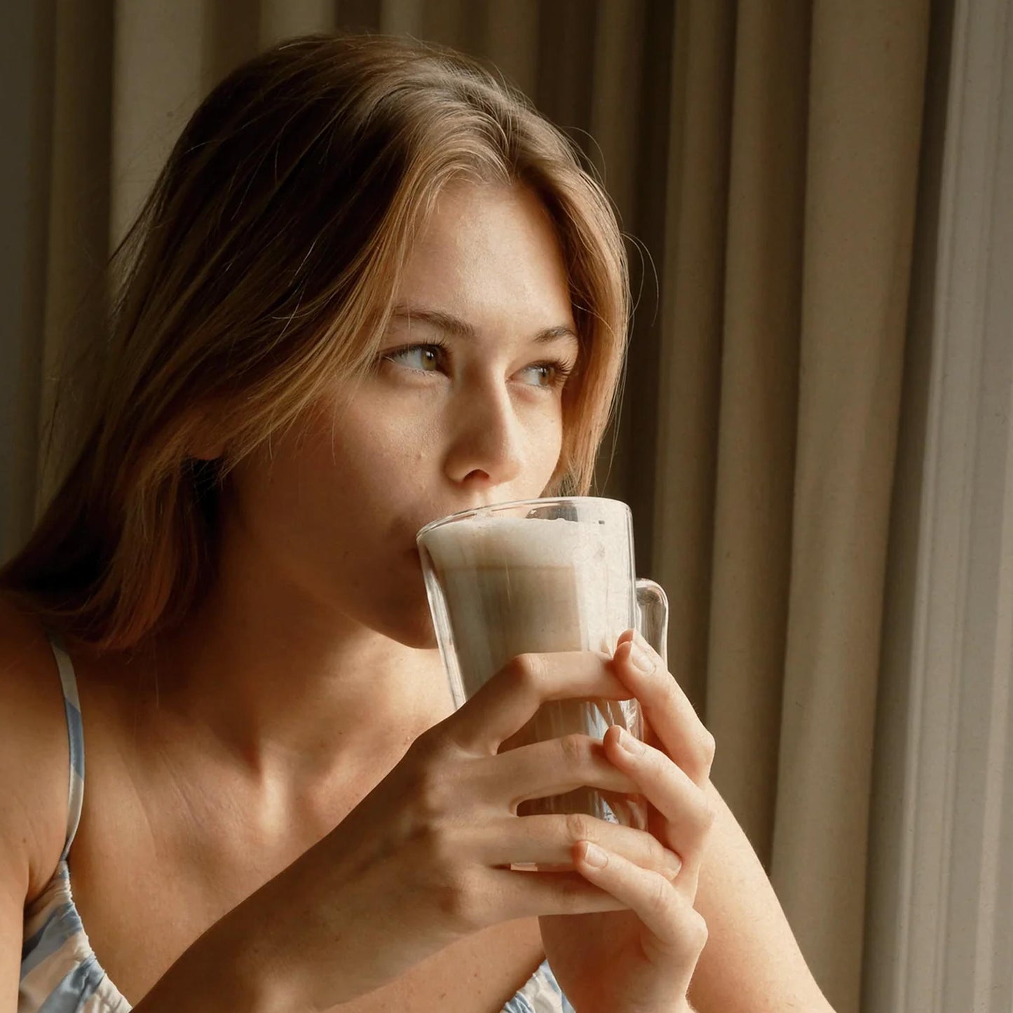 Bacanha Bio-Vanille-Sirup (Sirop Brut de Vanille) in der 400ml Design-Glasflasche – hochwertiger Bio-Sirup aus Frankreich mit Bio-Rohrzucker für Kaffee, Desserts und Cocktails.