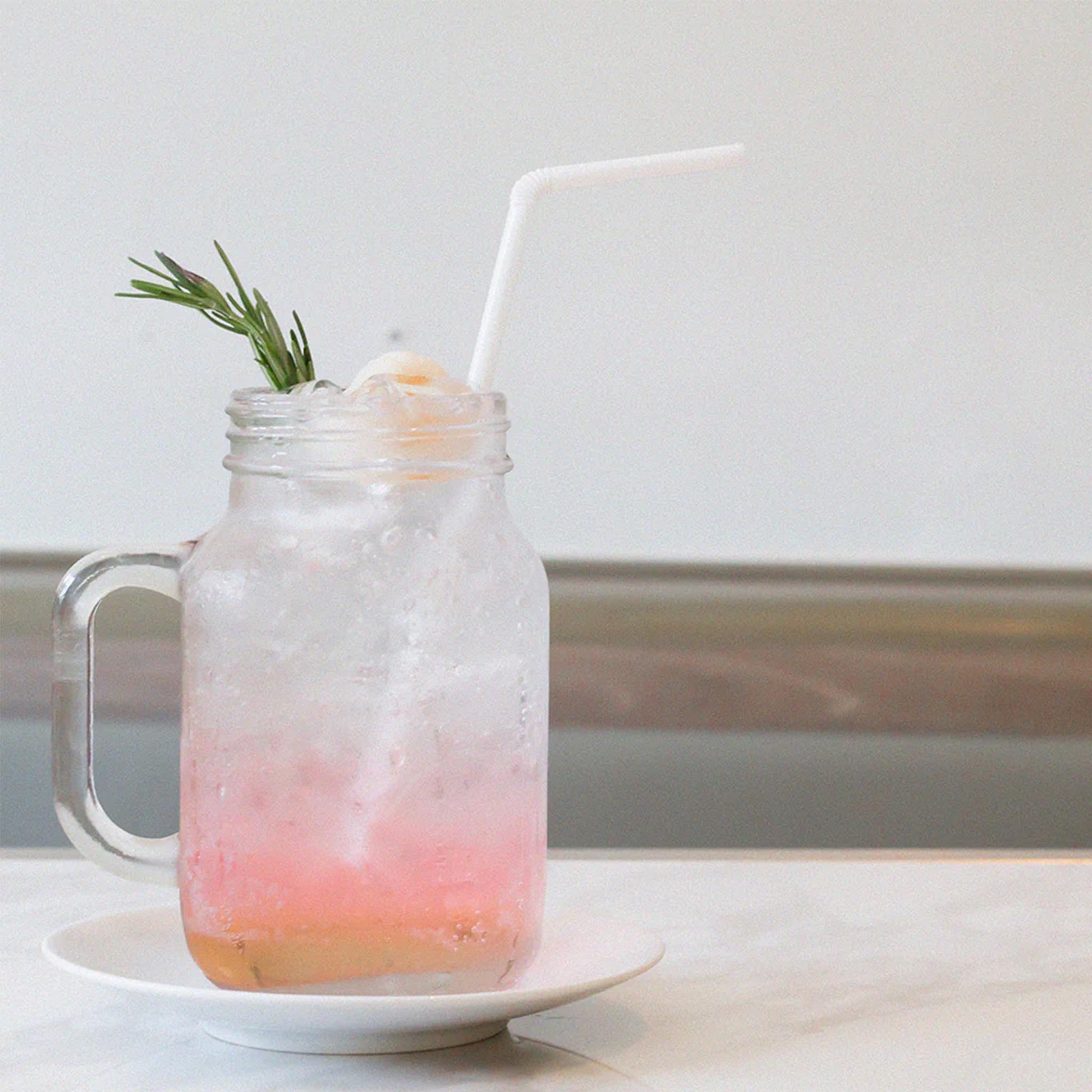 Bacanha Bio-Rosensirup (Sirop Brut de Rose) in der 400ml Design-Glasflasche – hochwertiger Bio-Sirup aus Frankreich mit Bio-Rohrzucker für Cocktails, Aperitifs und florale Erfrischungen.