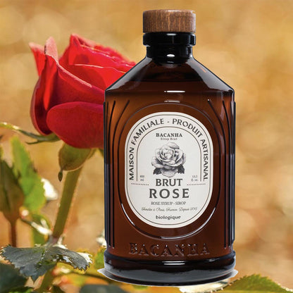Bacanha Bio-Rosensirup (Sirop Brut de Rose) in der 400ml Design-Glasflasche – hochwertiger Bio-Sirup aus Frankreich mit Bio-Rohrzucker für Cocktails, Aperitifs und florale Erfrischungen.
