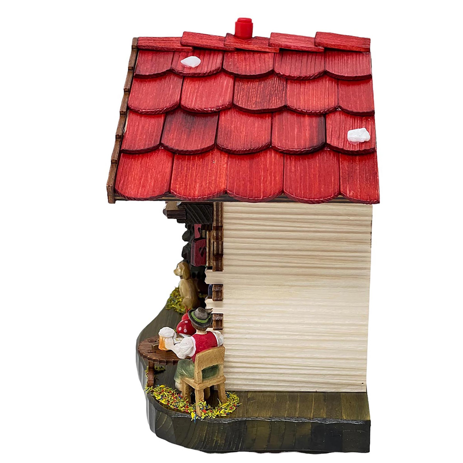 Seitenansicht eines original Schwarzwälder Wetterhäuschens aus Echtholz – Detailansicht der rechten Seite mit handbemalter Figur beim Bier-Picknick, rotem Schindeldach und rustikaler Holzmaserung.