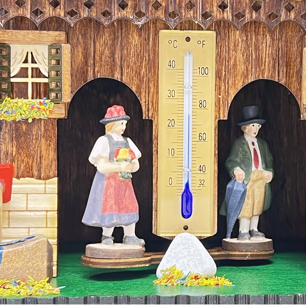 Erleben Sie Schwarzwald Tradition: Handgeschnitzte Wetterstation, 23 cm,