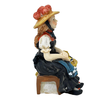 FeineHeimat Schwarzwälderin mit Bienenkorb - Dekofigur aus Steinharz, authentische Handarbeit