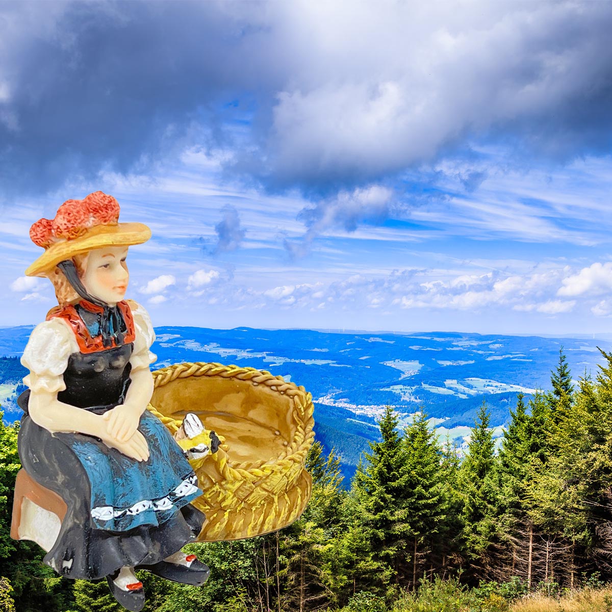 FeineHeimat Schwarzwälderin mit Bienenkorb - Dekofigur aus Steinharz, authentische Handarbeit