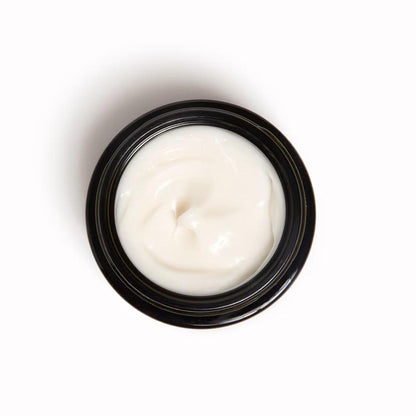 Draufsicht auf den geöffneten 50 ml Tiegel Baûbo Baume Canon Gorgeous Balm – Cremig-weiße Textur des Bio-Körperbalsams für die Pflege von Brust, Bauch und Po.