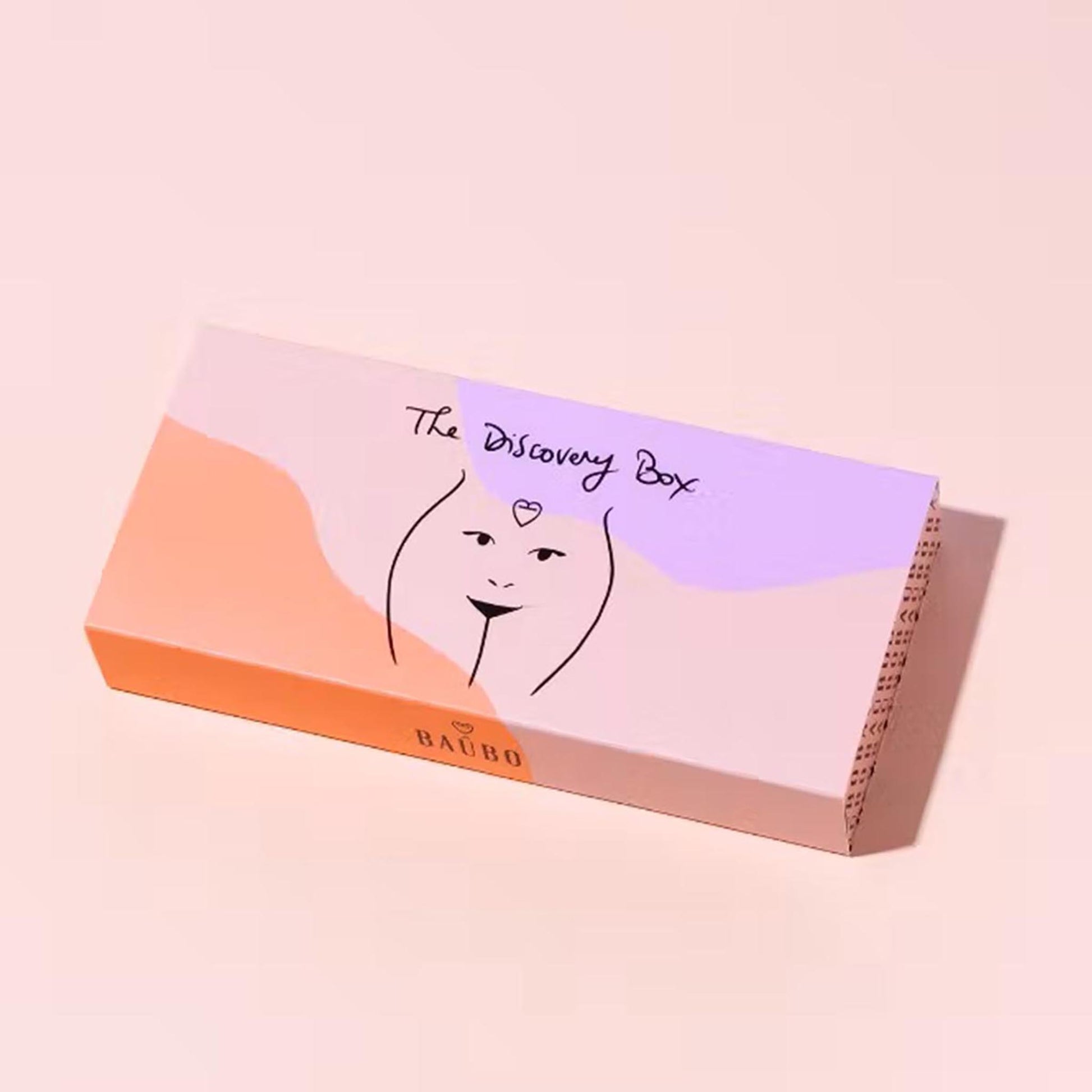 Baûbo „The Discovery Box“ – Elegantes Bio-Geschenkset für die Körperpflege in einer kunstvoll illustrierten, rosa-orangefarbenen Schachtel.