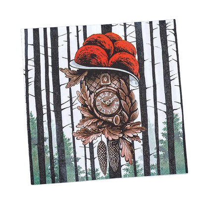 Schwarzwald-Servietten mit Kuckucksuhr-Motiv und rotem Bollenhut – dekorative Papierservietten im Landhausstil vor dunklem Waldhintergrund.