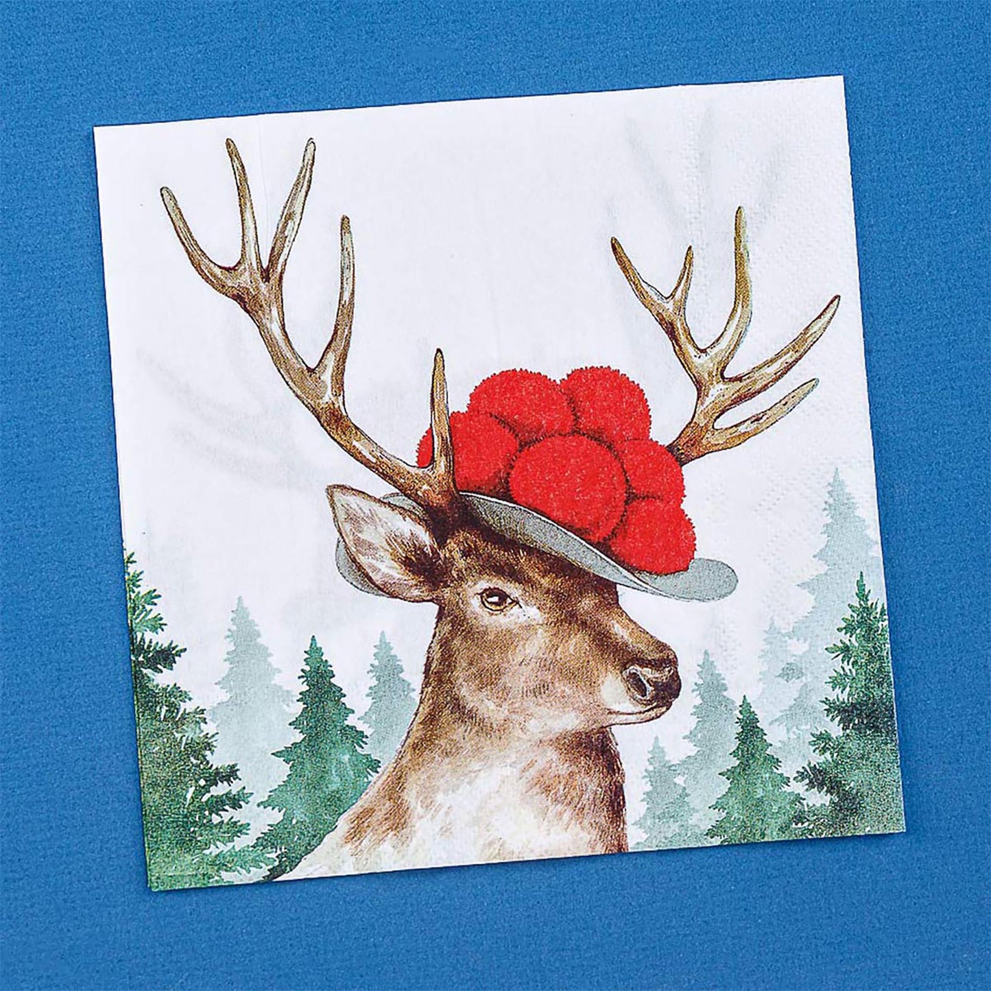 Illustration eines Hirsches mit traditionellem Schwarzwälder Bollenhut vor einer Waldkulisse auf einer weißen Serviette