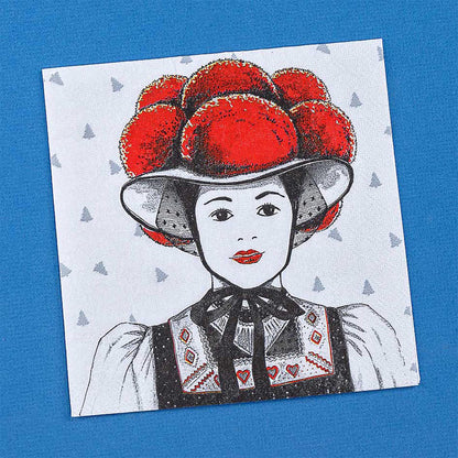 Quadratische Schwarzwald-Serviette mit Hirsch-Motiv und rotem Bollenhut auf blauem Hintergrund – 20 Stück Packung für Tischdekoration im Landhausstil.