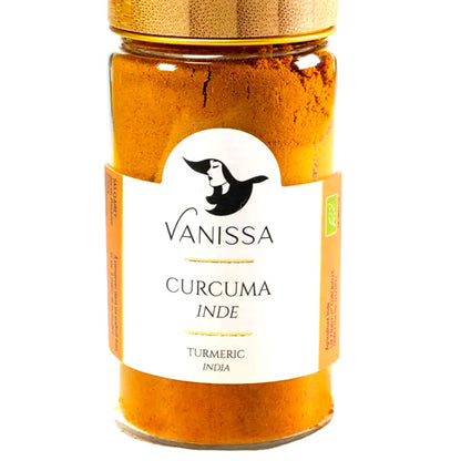 Nahaufnahme eines Glases Vanissa Bio-Kurkumapulver aus Indien (50g) mit weißem Etikett und Bio-Siegel vor hellem Hintergrund.