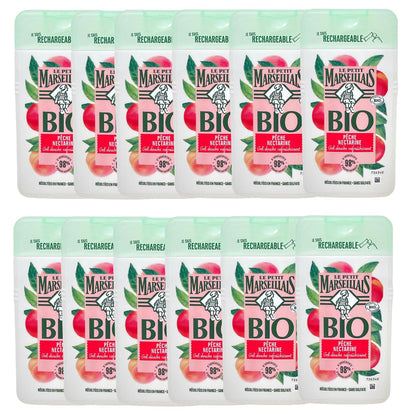 Zwölf Flaschen Bio-Duschgel „Le Petit Marseillais Pêche Nectarine“ – je 250 ml, mit 98 % natürlichen Inhaltsstoffen, sulfatfrei, nachfüllbare Verpackung, fruchtiges Design mit Pfirsich- und Nektarinenmotiv