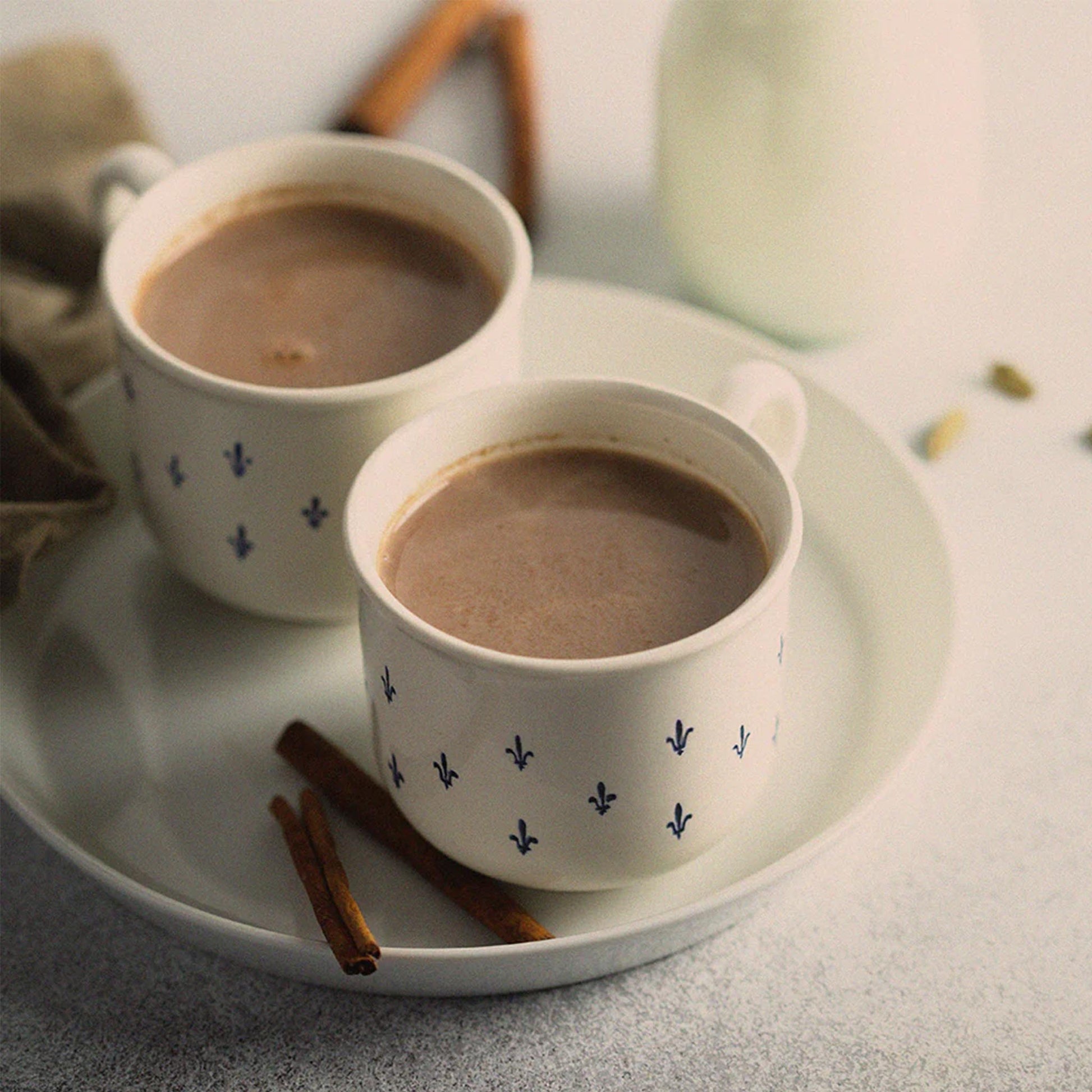 Heiße Schokolade mit Bacanha Sirop Brut de Caramel Salé Bio – cremiges Kakao-Getränk mit gesalzenem Karamell, serviert in Tassen mit Zimt