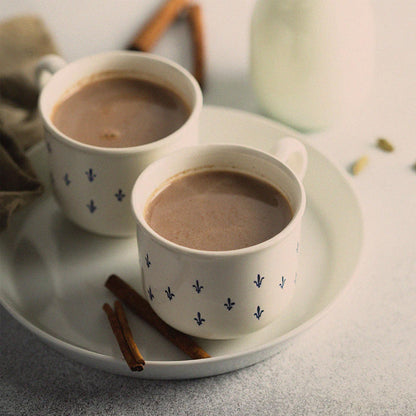 Heiße Schokolade mit Bacanha Sirop Brut de Caramel Salé Bio – cremiges Kakao-Getränk mit gesalzenem Karamell, serviert in Tassen mit Zimt