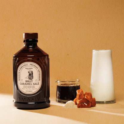 Bacanha Sirop Brut de Caramel Salé Bio – französischer Bio-Sirup mit gesalzenem Karamell aus Bio-Rohrzucker, stilvoll arrangiert mit Kaffee, Milch und Karamellstücken