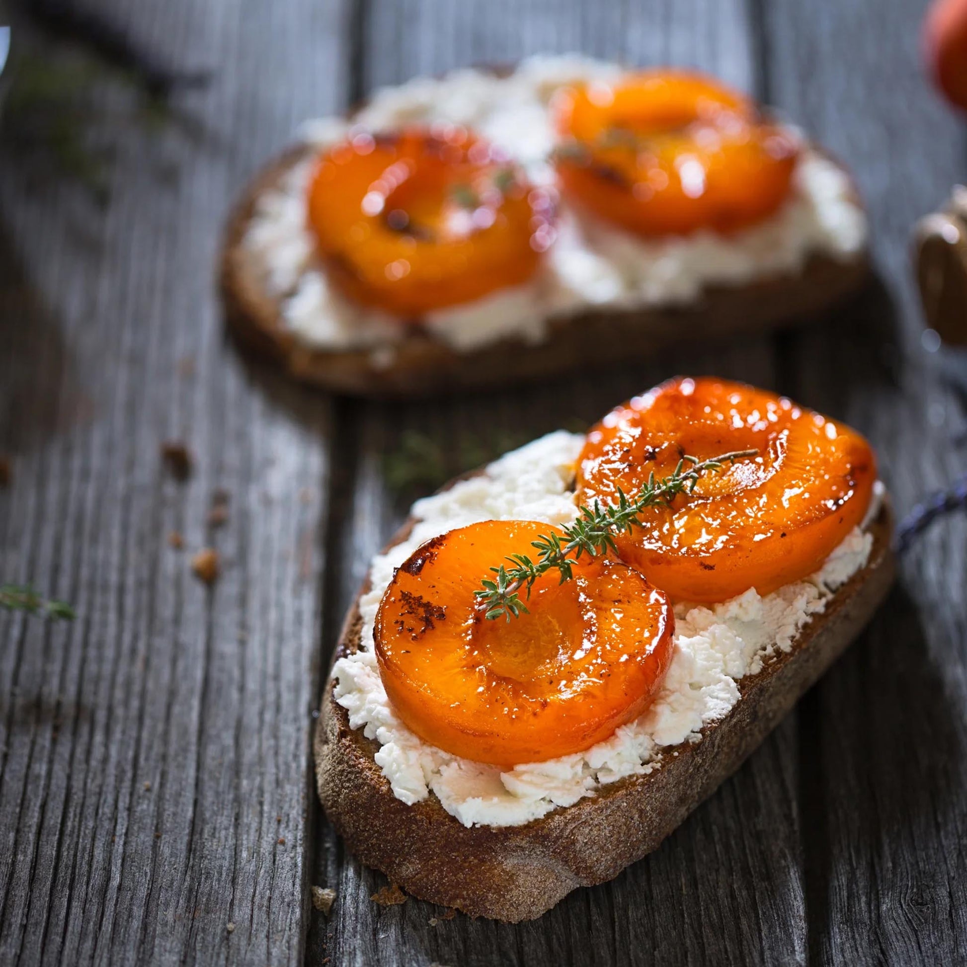 Geröstetes Brot mit Ricotta und karamellisierten Aprikosen, verfeinert mit Bacanha Sirop Brut de Romarin Bio und frischem Thymian