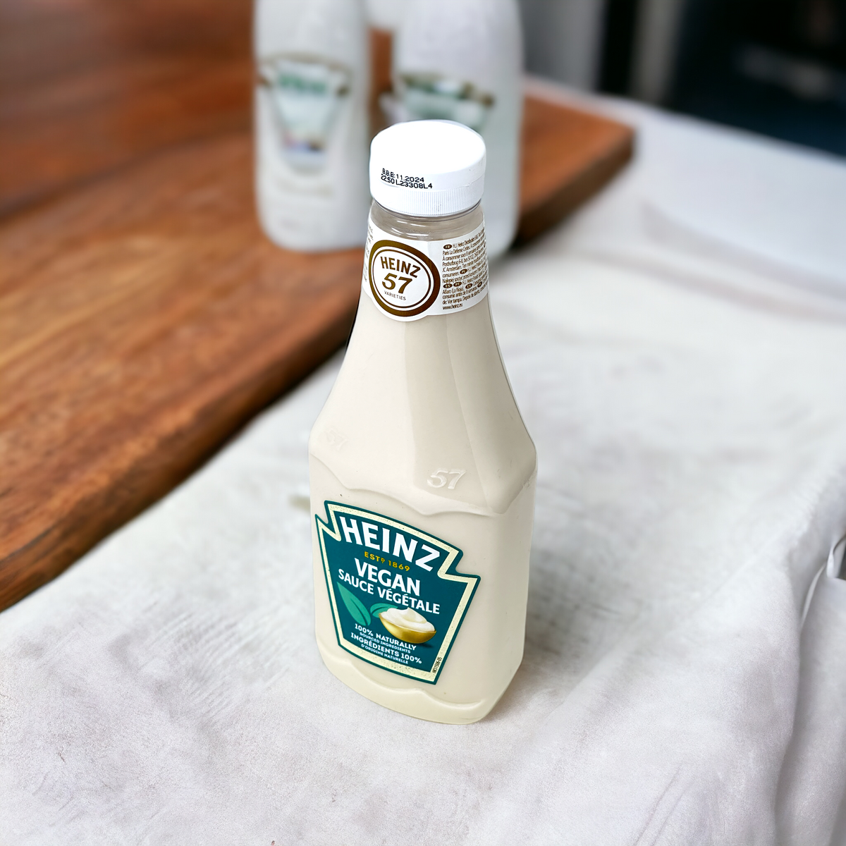 Heinz Vegane Mayonnaise in der Squeeze Flasche zum Verfeinern von Speisen 875 ml