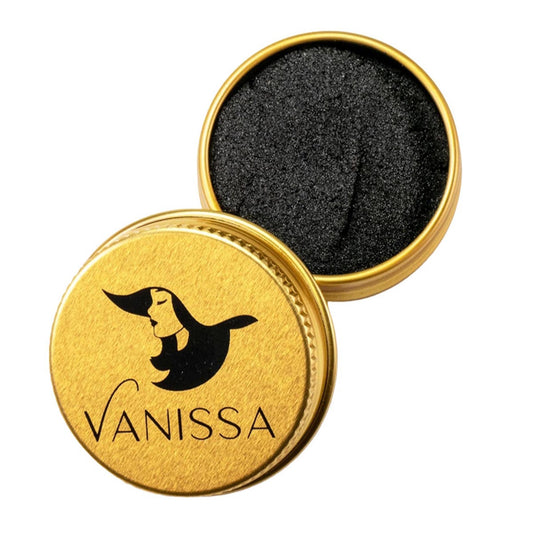 Vanissa Bio Gourmet Bourbon Vanille aus Madagaskar in goldener Dose – geöffnete Verpackung mit fein gemahlener schwarzer Vanille von höchster Qualität für exklusive Desserts und Backwaren.