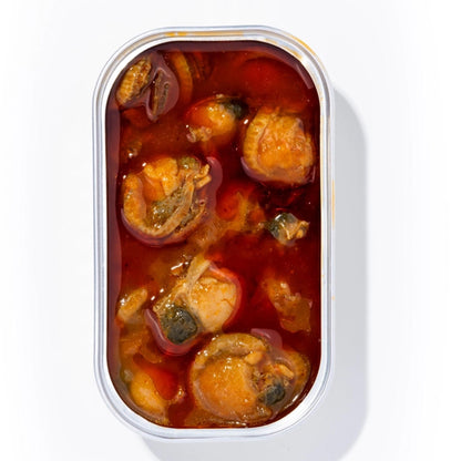 LULIÑA Konserve mit geöffneten Jakobsmuscheln in Sauce – spanische Delikatesse mit rotem Etikett
