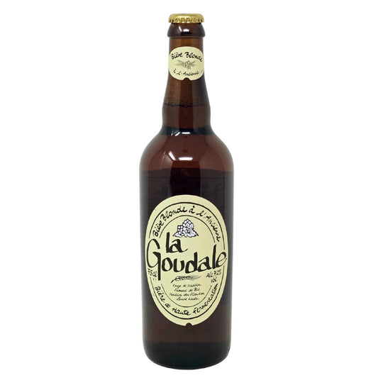 Eine 0,75-Liter-Flasche La Goudale Bière Blonde à l’Ancienne – traditionelles französisches Starkbier aus Nordfrankreich vor weißem Hintergrund.