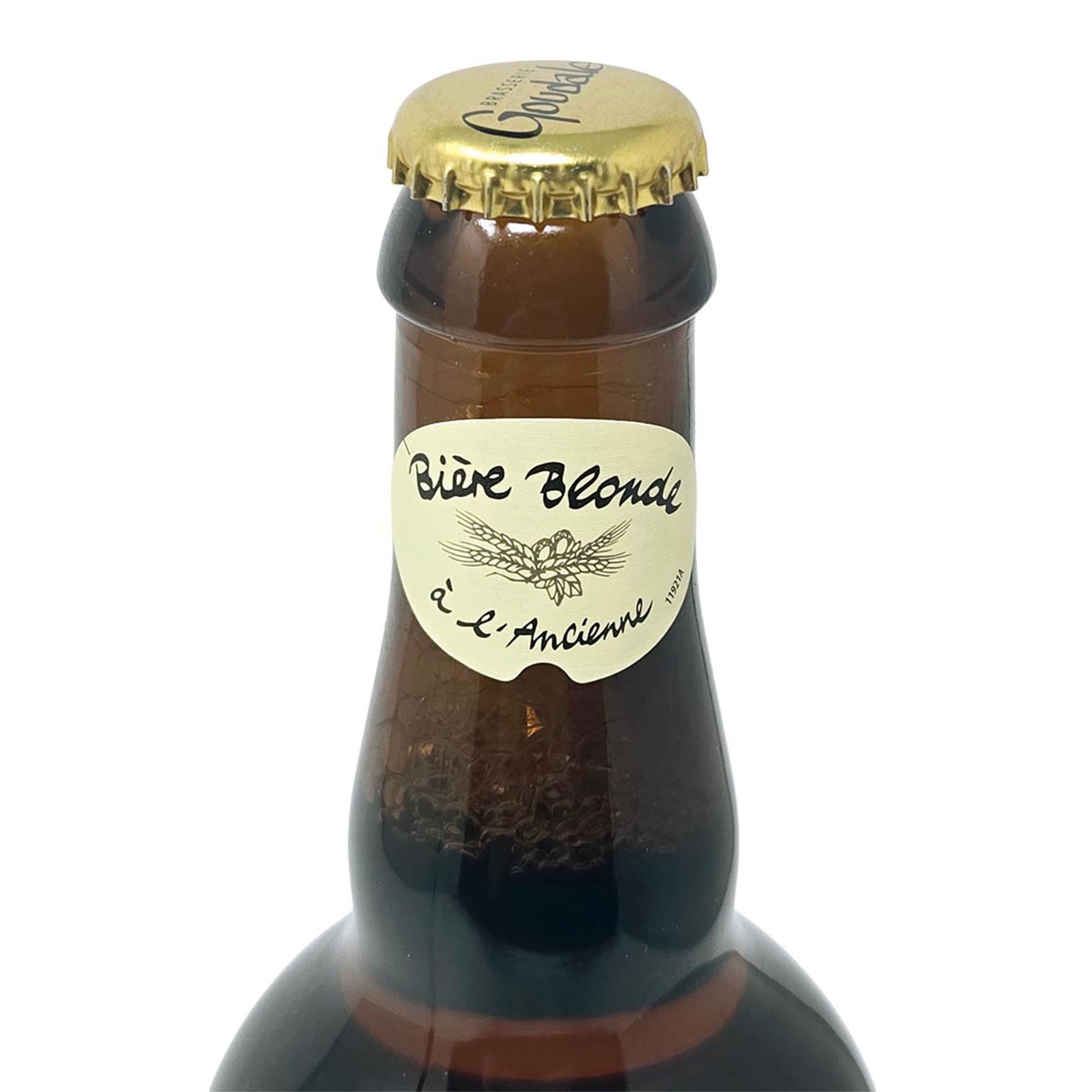 Detailansicht des Flaschenhalses von La Goudale Bière Blonde à l’Ancienne mit goldenem Kronkorken und dem charakteristischen Halsetikett.