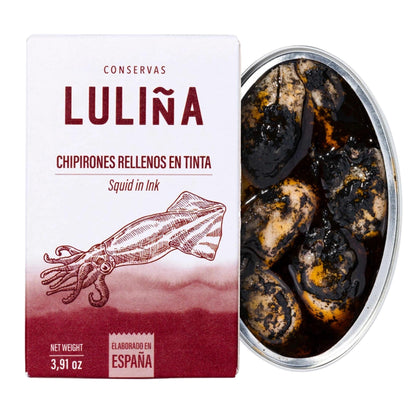 LULIÑA Chipirones Rellenos en Tinta – geöffnete Dose mit Tintenfisch in Tinte und Verpackung im Hintergrund