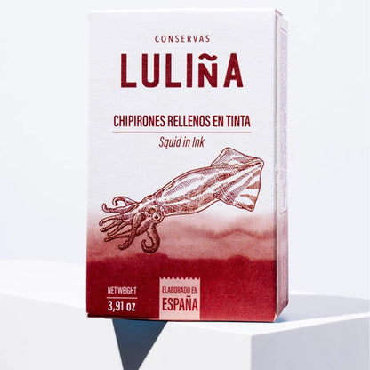 LULIÑA Chipirones Rellenos en Tinta – spanische Konserve mit rotem Design und Tintenfisch-Illustration