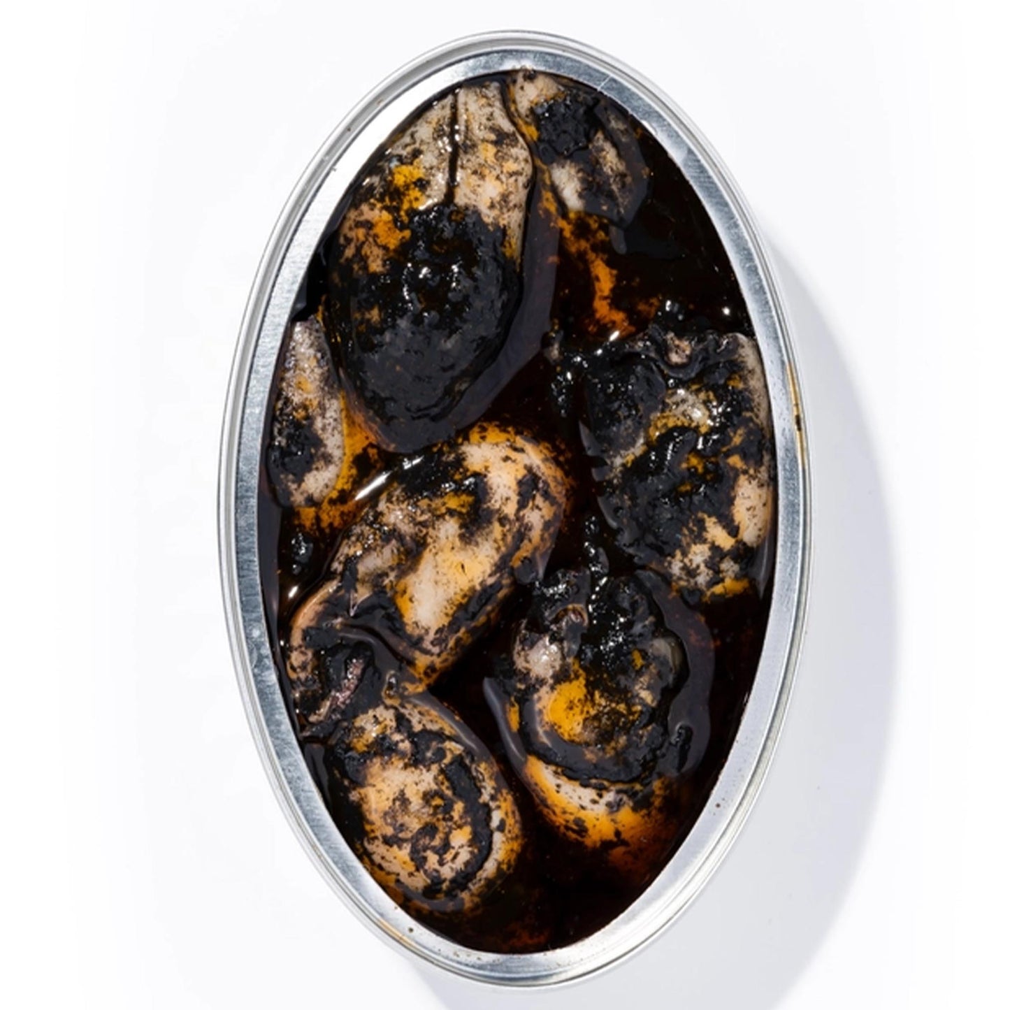 Geöffnete Dose mit gefülltem Tintenfisch in schwarzer Tinte – spanische Delikatesse in Konserve