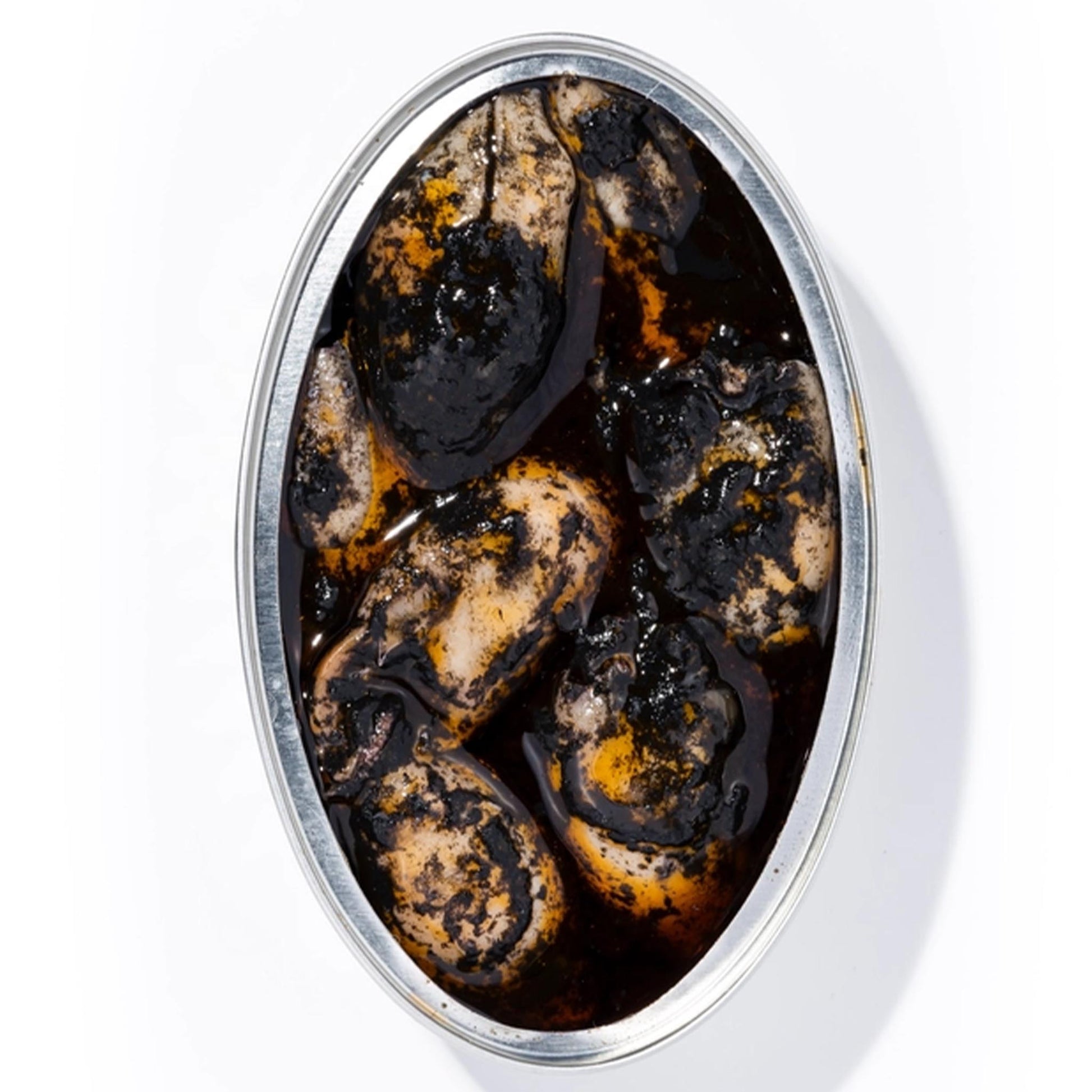 Geöffnete Dose mit gefülltem Tintenfisch in schwarzer Tinte – spanische Delikatesse in Konserve