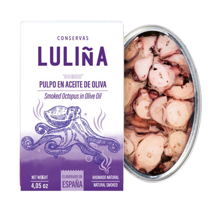 Produktbild der spanischen Delikatesse ‚Conservas Luliña – Smoked Octopus in Olive Oil‘ mit Verpackung und geöffneter Dose. Zeigt naturgeräucherten Oktopus in Olivenöl, Premiumqualität aus Spanien