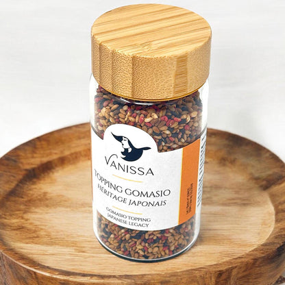 Vanissa Gomasio Topping Heritage Japonais – japanische Sesam-Gewürzmischung im Glas auf Holzschale