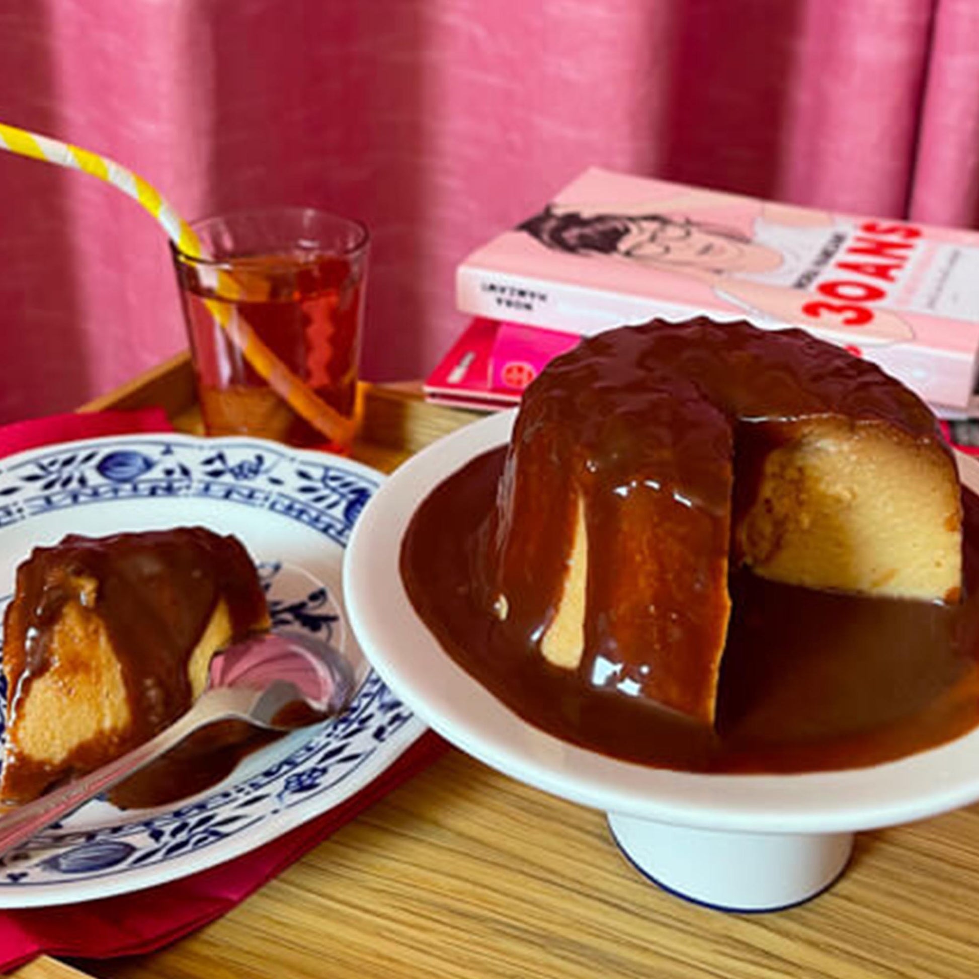 Yabon Mon Gâteau de Semoule – Servierter Grießpudding mit reichhaltiger Schokoladensoße auf einem Kuchenteller, präsentiert in einer gemütlichen Lifestyle-Szene.