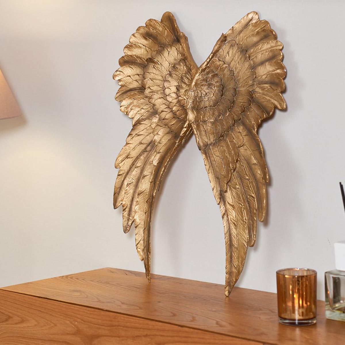 Goldene Engelsflügel aus Kunstharz: Majestätische Wanddekoration, handbemalt